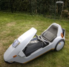 Sinclair_C5_with_high_vis_mast.jpg